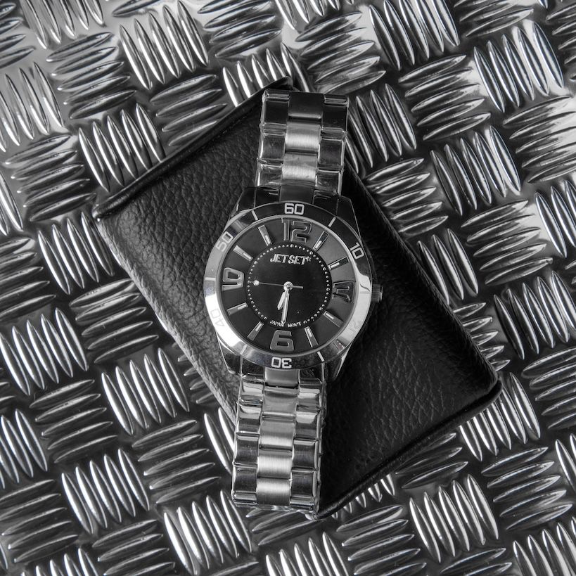 Liquidation auction lot watches