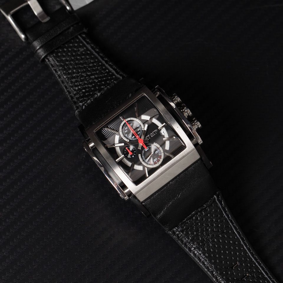 Liquidation auction lot watches